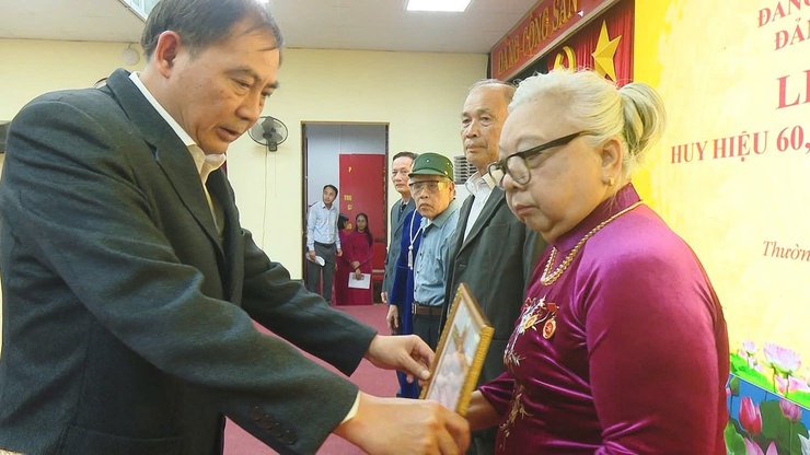 Đảng bộ xã Thường Tín: 36 Đảng viên được trao tặng, truy tặng huy hiệu Đảng đợt 7/11- Ảnh 4.