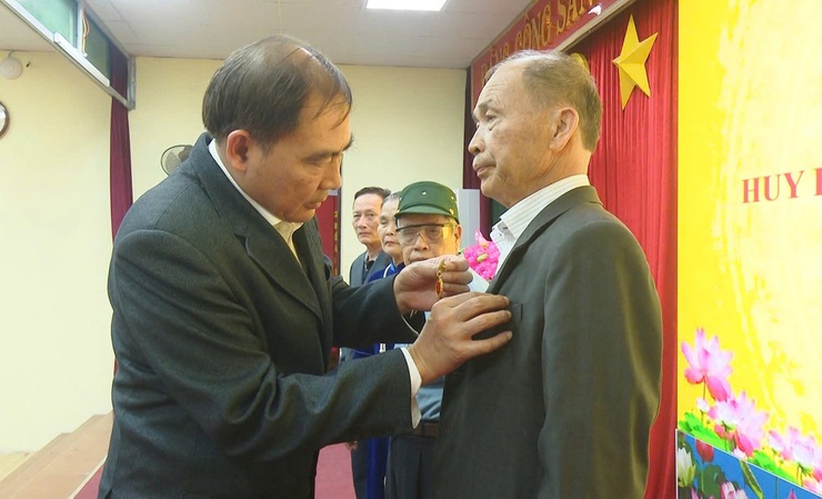 Đảng bộ xã Thường Tín: 36 Đảng viên được trao tặng, truy tặng huy hiệu Đảng đợt 7/11- Ảnh 3.