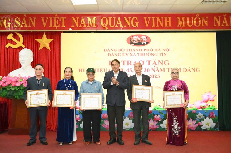 Đảng bộ xã Thường Tín: 36 Đảng viên được trao tặng, truy tặng huy hiệu Đảng đợt 7/11- Ảnh 5.