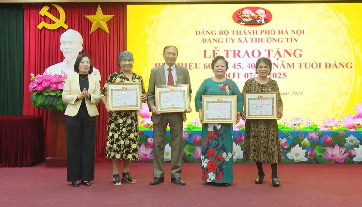 Đảng bộ xã Thường Tín: 36 Đảng viên được trao tặng, truy tặng huy hiệu Đảng đợt 7/11- Ảnh 6.