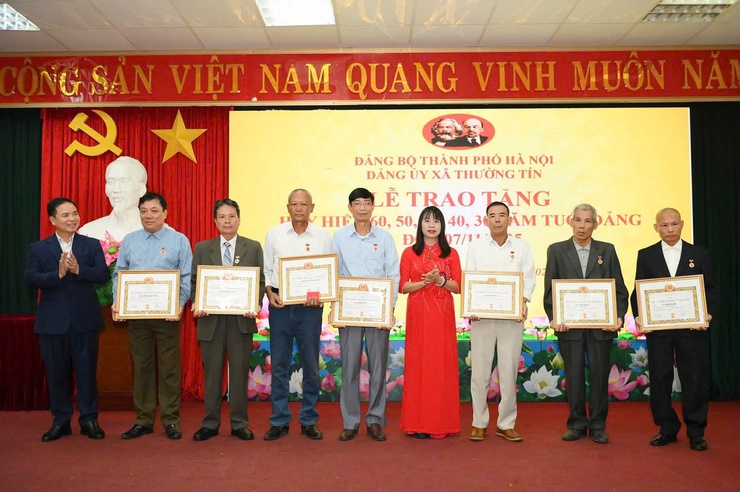 Đảng bộ xã Thường Tín: 36 Đảng viên được trao tặng, truy tặng huy hiệu Đảng đợt 7/11- Ảnh 8.