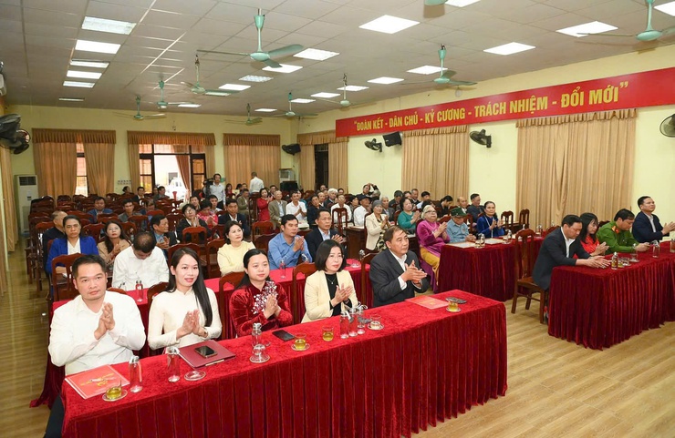 Đảng bộ xã Thường Tín: 36 Đảng viên được trao tặng, truy tặng huy hiệu Đảng đợt 7/11- Ảnh 1.