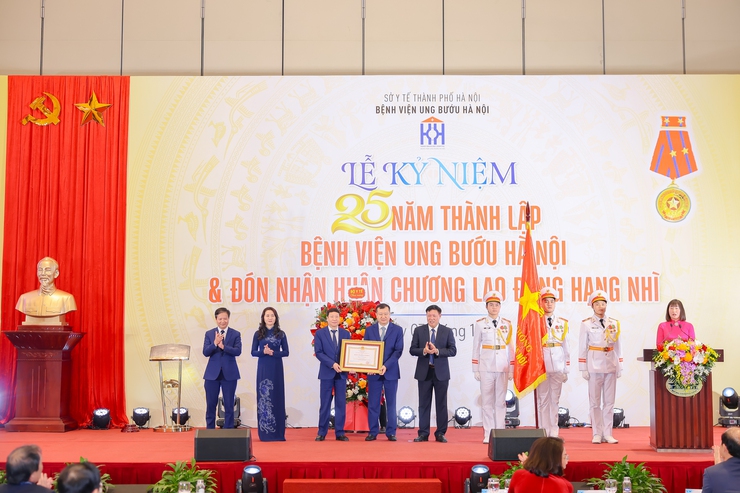 Bệnh viện Ung Bướu Hà Nội đón nhận Huân chương Lao động hạng Nhì- Ảnh 1.
