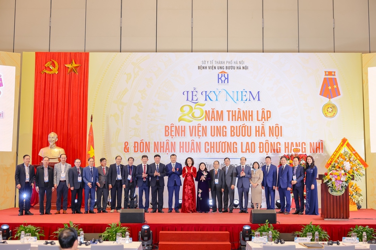 Bệnh viện Ung Bướu Hà Nội đón nhận Huân chương Lao động hạng Nhì- Ảnh 4.