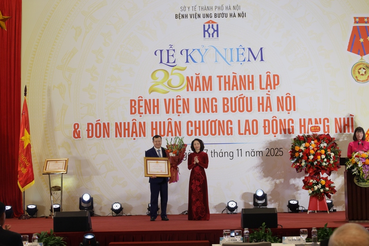 Bệnh viện Ung Bướu Hà Nội đón nhận Huân chương Lao động hạng Nhì- Ảnh 2.
