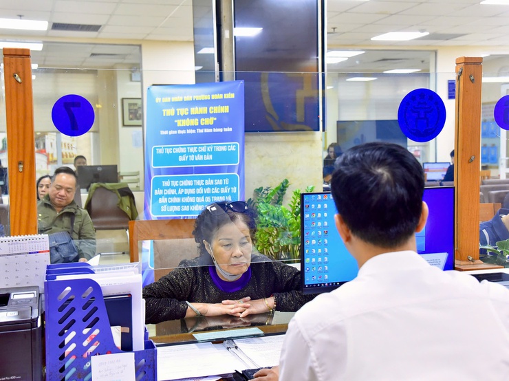 UBND PHƯỜNG HOÀN KIẾM
ĐẨY MẠNH CẢI CÁCH HÀNH CHÍNH – THỰC HIỆN “THỦ TỤC KHÔNG CHỜ”
- Ảnh 1.