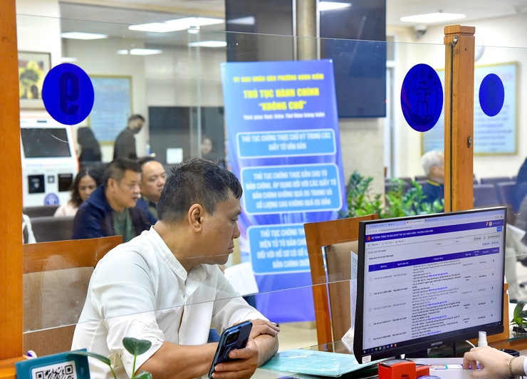 UBND PHƯỜNG HOÀN KIẾM
ĐẨY MẠNH CẢI CÁCH HÀNH CHÍNH – THỰC HIỆN “THỦ TỤC KHÔNG CHỜ”
- Ảnh 3.