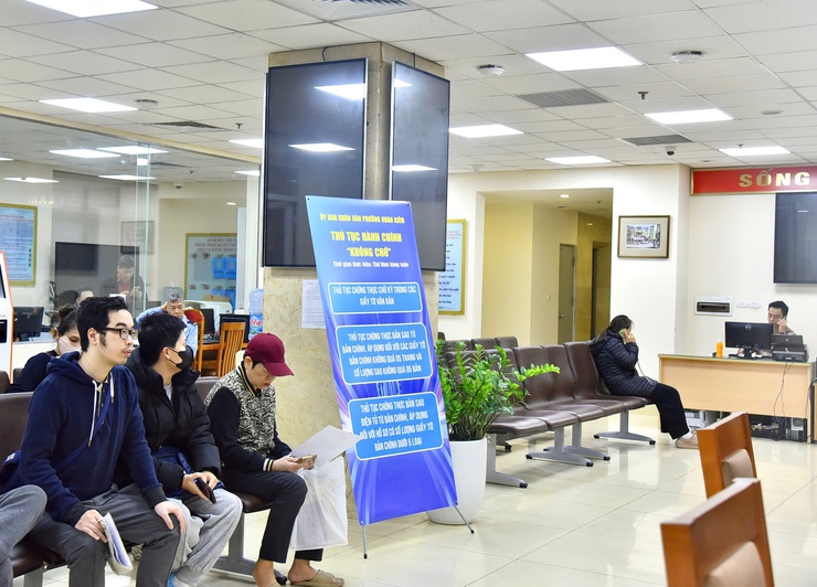 UBND PHƯỜNG HOÀN KIẾM
ĐẨY MẠNH CẢI CÁCH HÀNH CHÍNH – THỰC HIỆN “THỦ TỤC KHÔNG CHỜ”
- Ảnh 2.