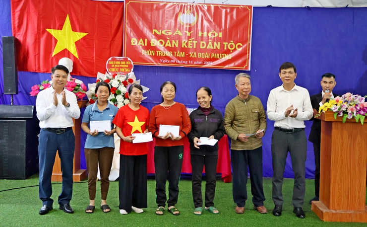 Các đồng chí lãnh đạo xã Đoài Phương chung vui ngày hội đại đoàn kết tại các thôn- Ảnh 3.