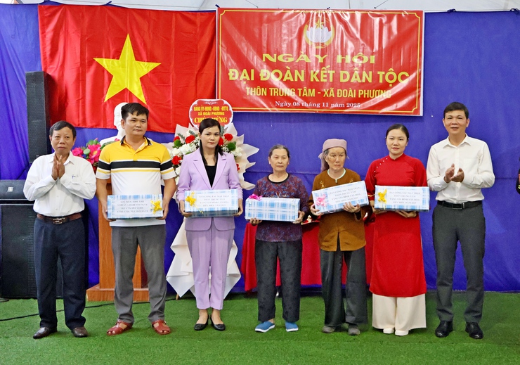 Các đồng chí lãnh đạo xã Đoài Phương chung vui ngày hội đại đoàn kết tại các thôn- Ảnh 4.