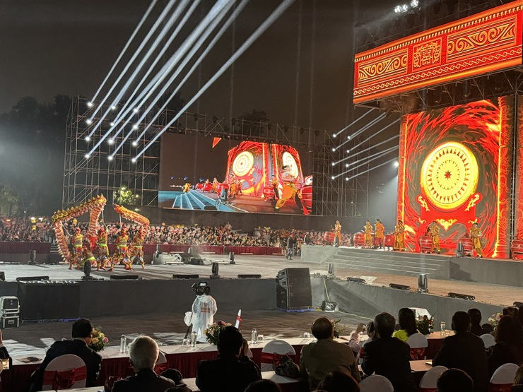 Câu lạc bộ Múa Bài bông Phú Nhiêu xã Phú Xuyên
tham gia biểu diễn tại “Festival Thăng Long – Hà Nội năm 2025”
- Ảnh 12.