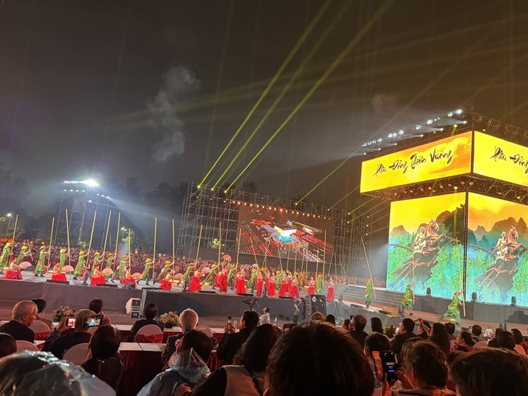 Câu lạc bộ Múa Bài bông Phú Nhiêu xã Phú Xuyên
tham gia biểu diễn tại “Festival Thăng Long – Hà Nội năm 2025”
- Ảnh 13.