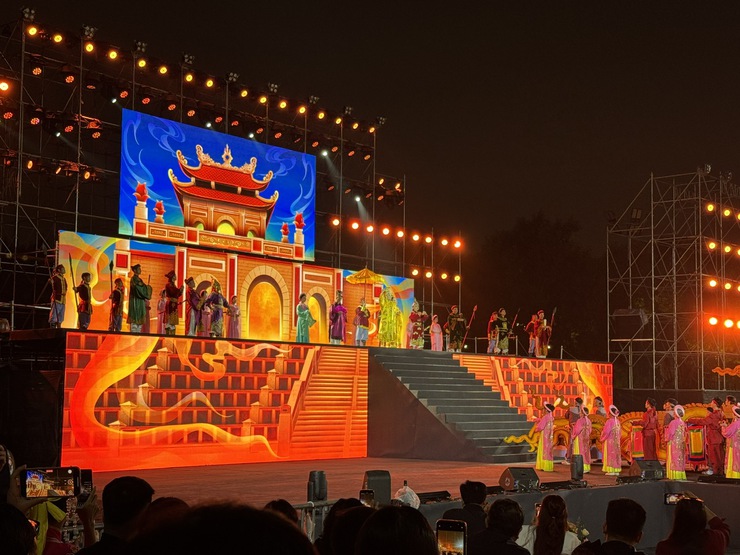 Câu lạc bộ Múa Bài bông Phú Nhiêu xã Phú Xuyên
tham gia biểu diễn tại “Festival Thăng Long – Hà Nội năm 2025”
- Ảnh 8.