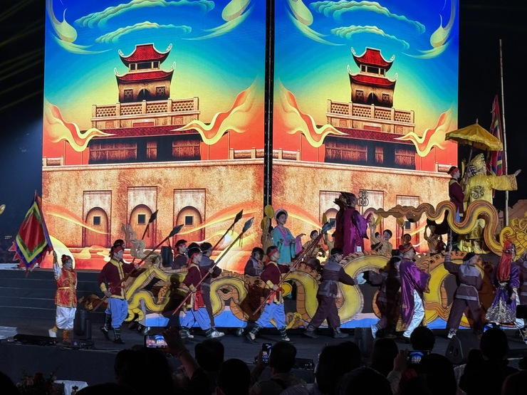 Câu lạc bộ Múa Bài bông Phú Nhiêu xã Phú Xuyên
tham gia biểu diễn tại “Festival Thăng Long – Hà Nội năm 2025”
- Ảnh 10.