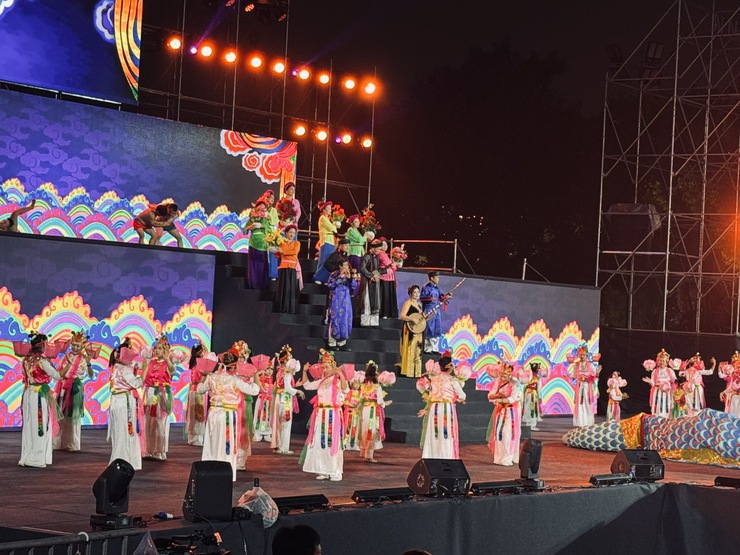 Câu lạc bộ Múa Bài bông Phú Nhiêu xã Phú Xuyên
tham gia biểu diễn tại “Festival Thăng Long – Hà Nội năm 2025”
- Ảnh 14.