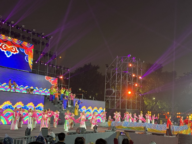 Câu lạc bộ Múa Bài bông Phú Nhiêu xã Phú Xuyên
tham gia biểu diễn tại “Festival Thăng Long – Hà Nội năm 2025”
- Ảnh 1.