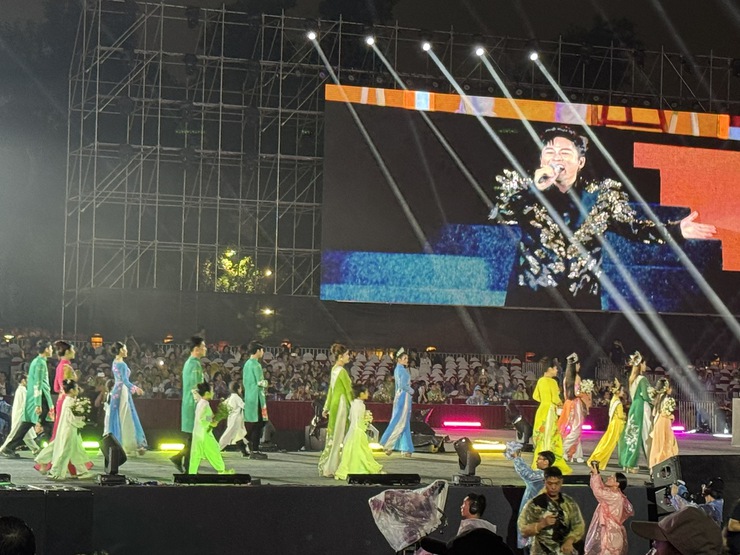 Câu lạc bộ Múa Bài bông Phú Nhiêu xã Phú Xuyên
tham gia biểu diễn tại “Festival Thăng Long – Hà Nội năm 2025”
- Ảnh 11.