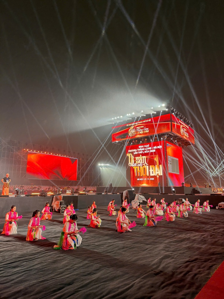 Câu lạc bộ Múa Bài bông Phú Nhiêu xã Phú Xuyên
tham gia biểu diễn tại “Festival Thăng Long – Hà Nội năm 2025”
- Ảnh 6.