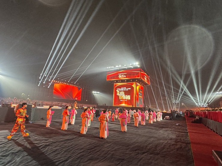 Câu lạc bộ Múa Bài bông Phú Nhiêu xã Phú Xuyên
tham gia biểu diễn tại “Festival Thăng Long – Hà Nội năm 2025”
- Ảnh 2.