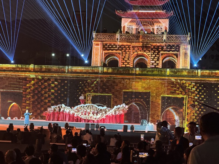 Câu lạc bộ Múa Bài bông Phú Nhiêu xã Phú Xuyên
tham gia biểu diễn tại “Festival Thăng Long – Hà Nội năm 2025”
- Ảnh 7.