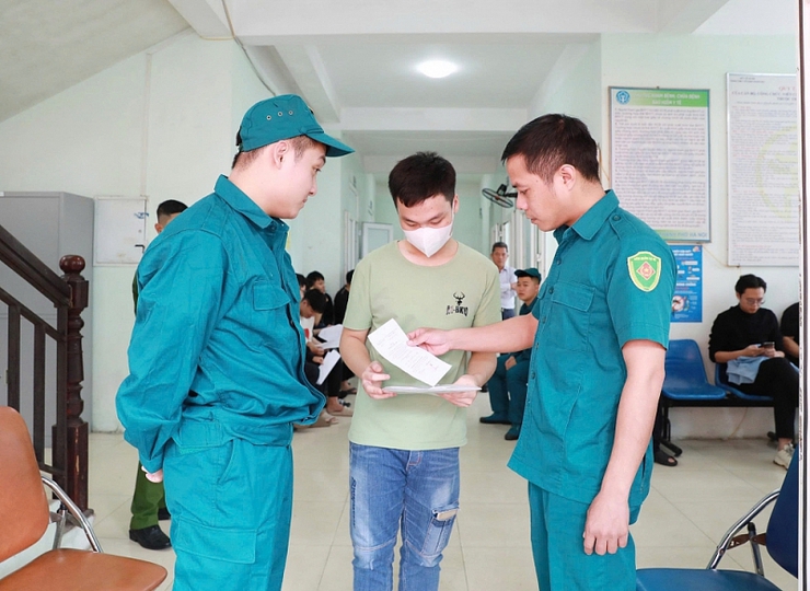 Phường Lĩnh Nam tổ chức khám sơ tuyển nghĩa vụ quân sự: Chặt chẽ - công khai - đúng luật- Ảnh 6.