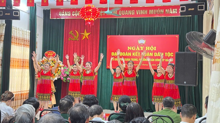 Phường Xuân Đỉnh: Tổ dân phố Xuân Trung sôi nổi tổ chức Ngày hội Đại đoàn kết toàn dân tộc năm 2025- Ảnh 1.