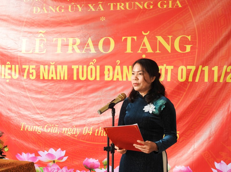 ĐẢNG ỦY XÃ TRUNG GIÃ TRAO TẶNG HUY HIỆU 75 NĂM TUỔI ĐẢNG CHO ĐỒNG CHÍ NGUYỄN ĐỨC PHÚC- Ảnh 4.