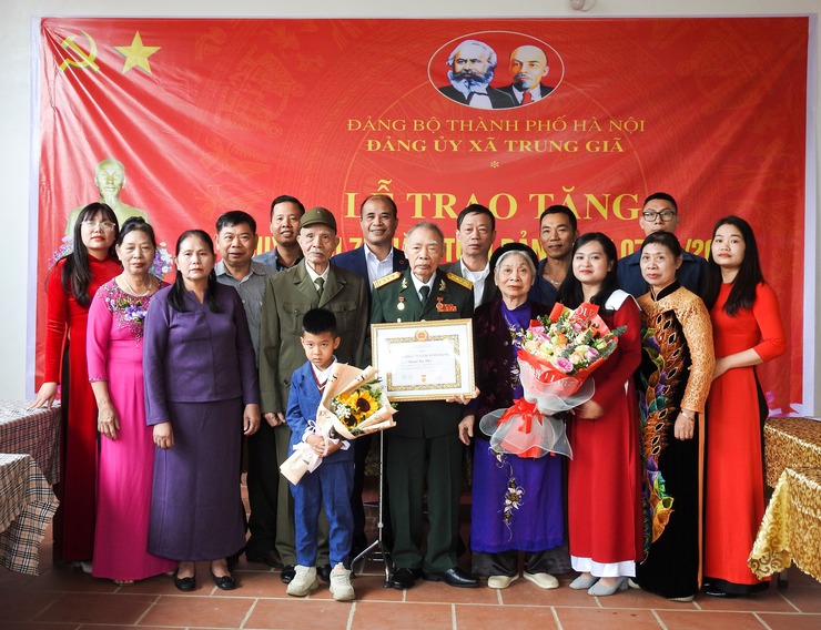 ĐẢNG ỦY XÃ TRUNG GIÃ TRAO TẶNG HUY HIỆU 75 NĂM TUỔI ĐẢNG CHO ĐỒNG CHÍ NGUYỄN ĐỨC PHÚC- Ảnh 1.