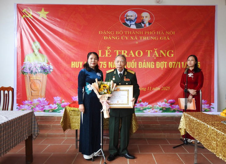 ĐẢNG ỦY XÃ TRUNG GIÃ TRAO TẶNG HUY HIỆU 75 NĂM TUỔI ĐẢNG CHO ĐỒNG CHÍ NGUYỄN ĐỨC PHÚC- Ảnh 2.