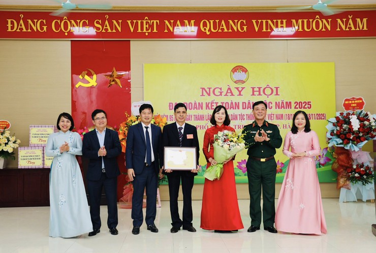 THIẾU TƯỚNG ĐÀO VĂN NHẬN - TƯ LỆNH BỘ TƯ LỆNH THỦ ĐÔ DỰ NGÀY HỘI ĐẠI ĐOÀN KẾT TẠI XÃ TRUNG GIÃ- Ảnh 1.