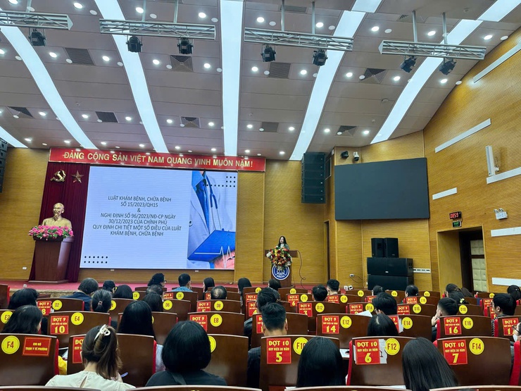 Hội nghị tập huấn công tác quản lý hành nghề y, dược ngoài công lập, các cơ sở thẩm mỹ, spa, chăm sóc sắc đẹp trên địa bàn phường năm 2025- Ảnh 1.