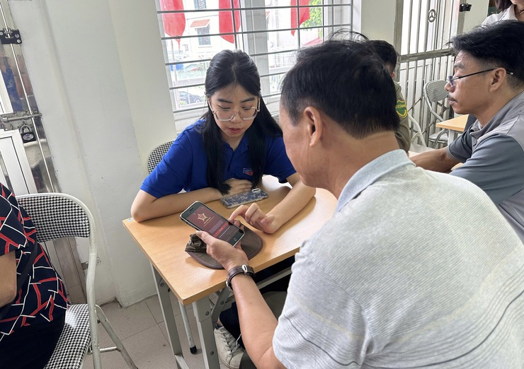 Phường Long Biên tuyên truyền, hướng dẫn người dân, tổ chức thực hiện Thủ tục hành chính trên môi trường số- Ảnh 2.