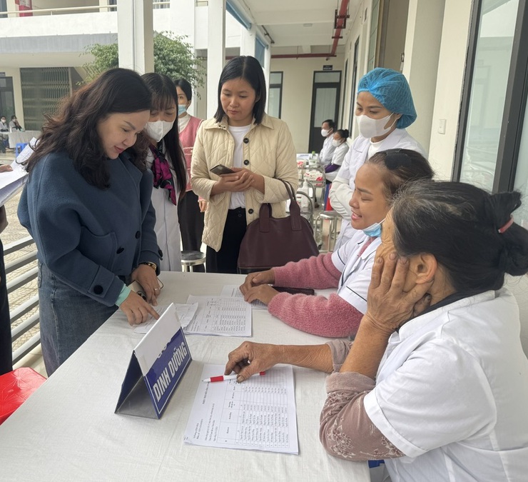 Hà Nội triển khai chiến dịch bổ sung vitamin A đợt 2 cho trẻ từ 6 tháng tuổi đến dưới 36 tháng tuổi- Ảnh 2.