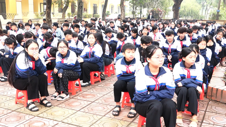 TRẠM Y TẾ XÃ DÂN HÒA PHỐI HỢP VỚI TRƯỜNG THCS HỒNG DƯƠNG TỔ CHỨC TRUYỀN THÔNG NÂNG CAO KIẾN THỨC CHĂM SÓC SỨC KHỎE VỊ THÀNH NIÊN NĂM 2025 - Ảnh 4.