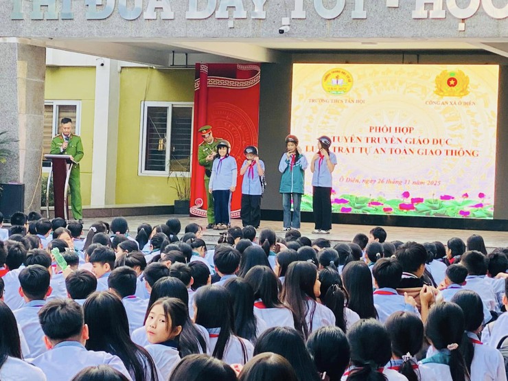 Tuyên truyền An toàn giao thông tại Trường THCS Tân Hội- Ảnh 1.