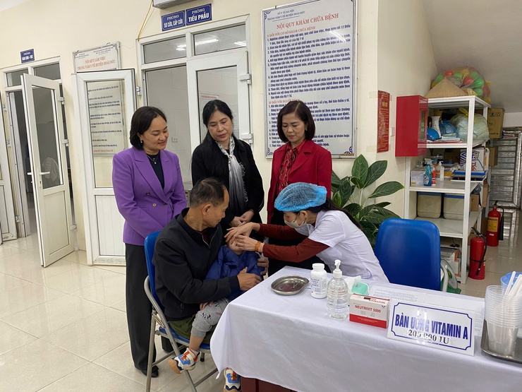 Giám sát chặt chẽ, đảm bảo mọi trẻ đều được uống Vitamin A đúng và đủ- Ảnh 1.