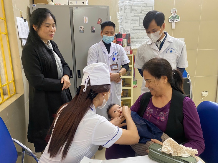 Giám sát chặt chẽ, đảm bảo mọi trẻ đều được uống Vitamin A đúng và đủ- Ảnh 3.