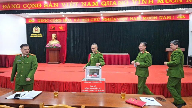 Công an xã Thiên Lộc tổ chức phát động Ủng hộ đồng bào bị ảnh hưởng bởi bão lụt tại miền Trung, Tây Nguyên- Ảnh 2.