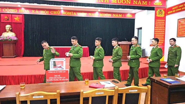 Công an xã Thiên Lộc tổ chức phát động Ủng hộ đồng bào bị ảnh hưởng bởi bão lụt tại miền Trung, Tây Nguyên- Ảnh 3.