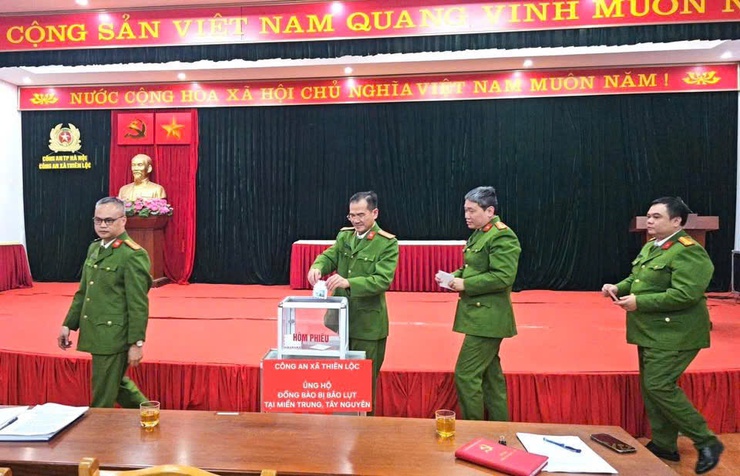 Công an xã Thiên Lộc tổ chức phát động Ủng hộ đồng bào bị ảnh hưởng bởi bão lụt tại miền Trung, Tây Nguyên- Ảnh 4.