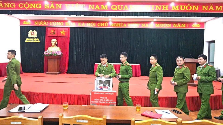 Công an xã Thiên Lộc tổ chức phát động Ủng hộ đồng bào bị ảnh hưởng bởi bão lụt tại miền Trung, Tây Nguyên- Ảnh 5.