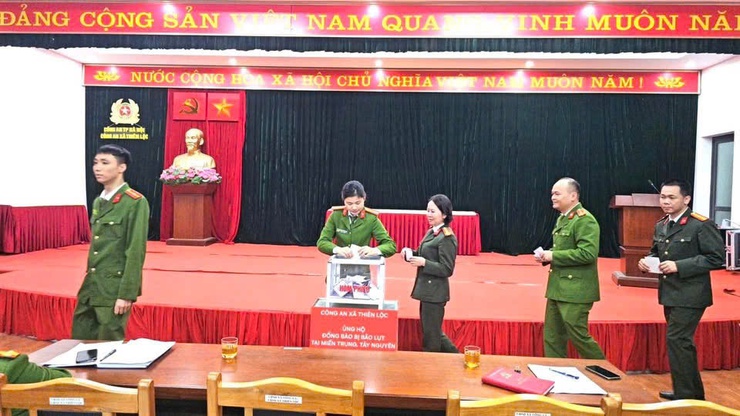 Công an xã Thiên Lộc tổ chức phát động Ủng hộ đồng bào bị ảnh hưởng bởi bão lụt tại miền Trung, Tây Nguyên- Ảnh 6.