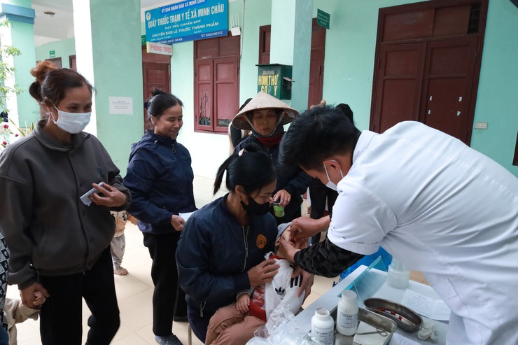 Hơn 200 trẻ em từ 6 đến dưới 36 tháng tuổi của xã Minh Châu được uống Vitamin A đợt 2/2025- Ảnh 1.