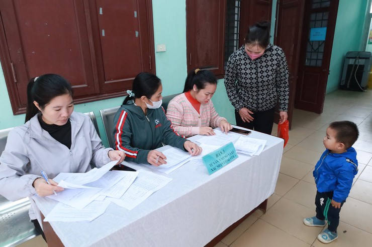 Hơn 200 trẻ em từ 6 đến dưới 36 tháng tuổi của xã Minh Châu được uống Vitamin A đợt 2/2025- Ảnh 2.