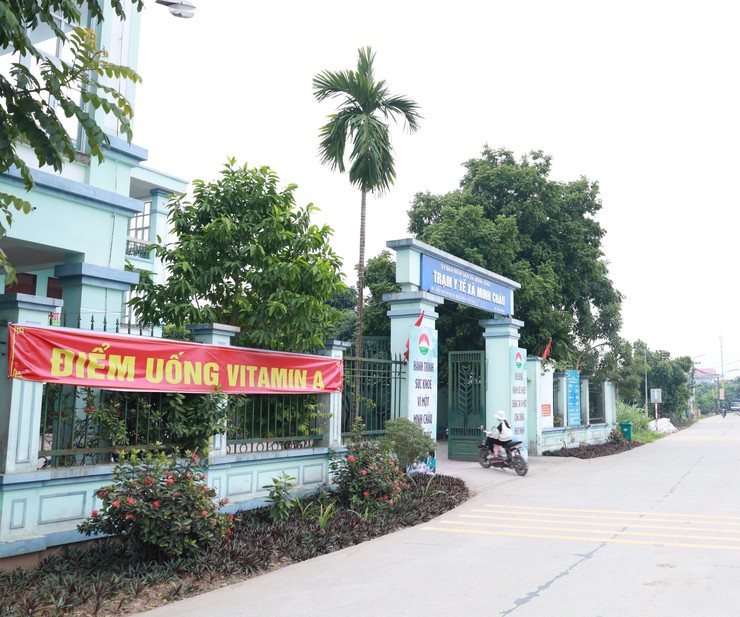 Hơn 200 trẻ em từ 6 đến dưới 36 tháng tuổi của xã Minh Châu được uống Vitamin A đợt 2/2025- Ảnh 3.