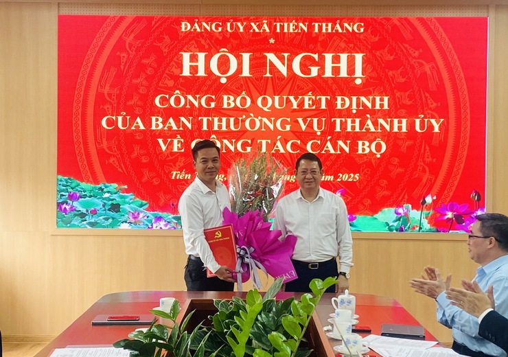 Xã Tiến Thắng công bố và trao quyết định bổ sung Ủy viên Ban Thường vụ Đảng ủy xã, nhiệm kỳ 2025-2030- Ảnh 1.