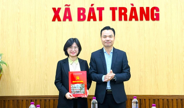 Đảng uỷ xã Bát Tràng công bố Quyết định bổ nhiệm chức danh Phó chánh Văn phòng Đảng uỷ- Ảnh 1.
