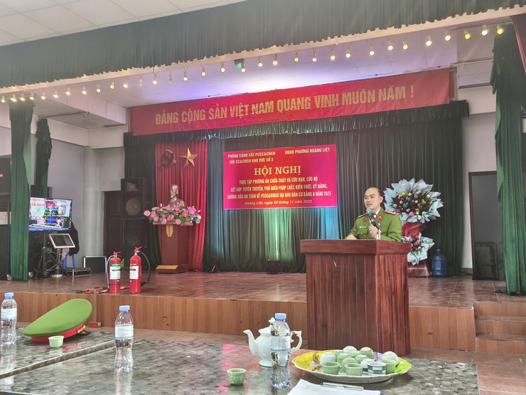 Phường Hoàng Liệt tổ chức thực tập phương án chữa cháy và cứu nạn cứu hộ kết hợp tuyên truyền, phổ biến pháp luật, kiến thức, kỹ năng, hướng dẫn an toàn về PCCC và CNCH tại TDP số 1, 2, 3 - Bằng A- Ảnh 1.