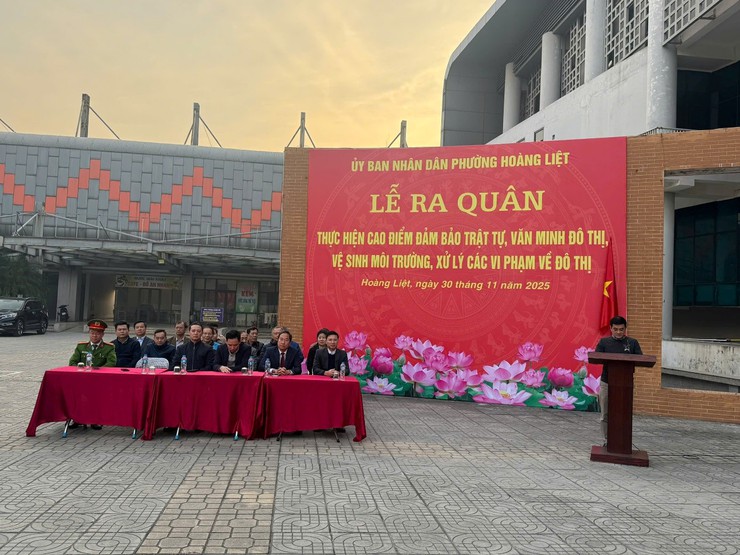 Phường Hoàng Liệt tổ chức Lễ ra quân thực hiện cao điểm đảm bảo trật tự, văn minh đô thị, vệ sinh môi trường, xử lý các vi phạm về đô thị trên địa bàn Phường- Ảnh 1.