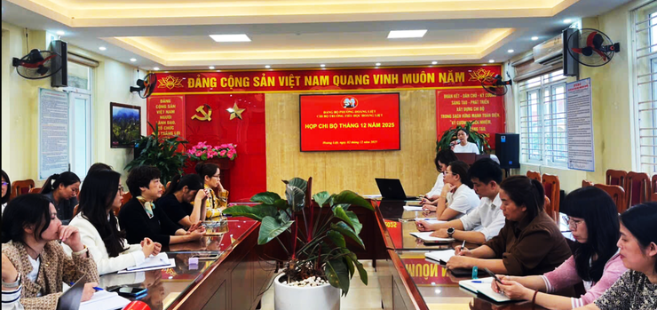 Tiểu học Hoàng Liệt sinh hoạt chi bộ tháng 12 và trao quyết định chuyển Đảng chính thức năm 2025- Ảnh 1.